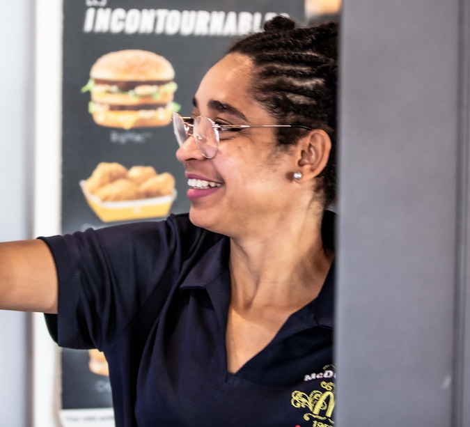 Tina Rouhaud vient de signer son premier CDI avec le McDonald’s de Mios. (Adapei 33)