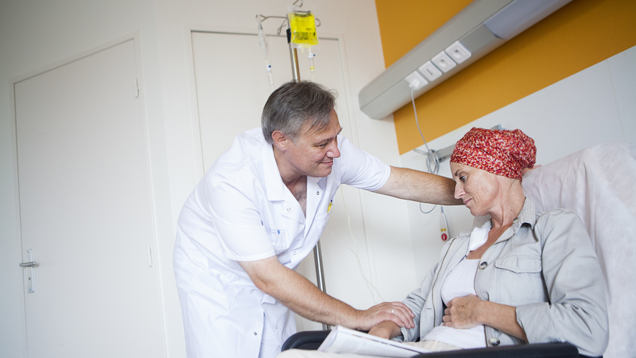 L'empathie ne peut plus être considérée comme un simple "bonus" dans les soins aux patients, en particulier en cancérologie et dans les consultations de mauvaises nouvelles. (Amélie Benoist/Image Point FR/BSIP)