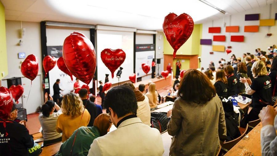 Après les pitchs, chaque porteur de projet avait un ballon avec le nom de son projet pour être identifié par les professionnels souhaitant rejoindre l'équipe. (Léa Mariette/Hacking Health Camp)