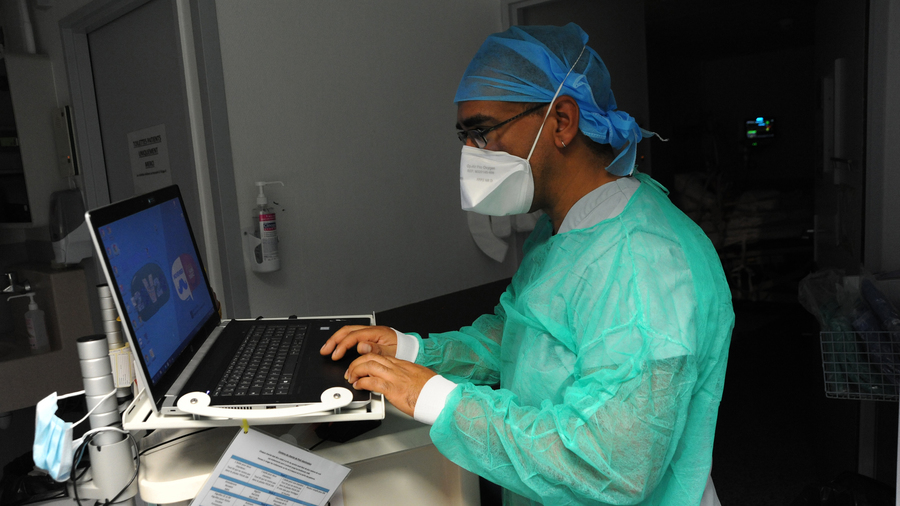 Les professionnels de santé essaient les solutions numériques avant de signer une vérification d'aptitude. (Pascal Bachelet/BSIP)