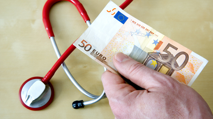 À l'issue de son évaluation, le Conseil national de l'ordre des médecins met en garde contre certains manquements déontologiques liés au contenu inadéquat de conventions signées avec des industriels. (Bruno/Image point FR/BSIP)