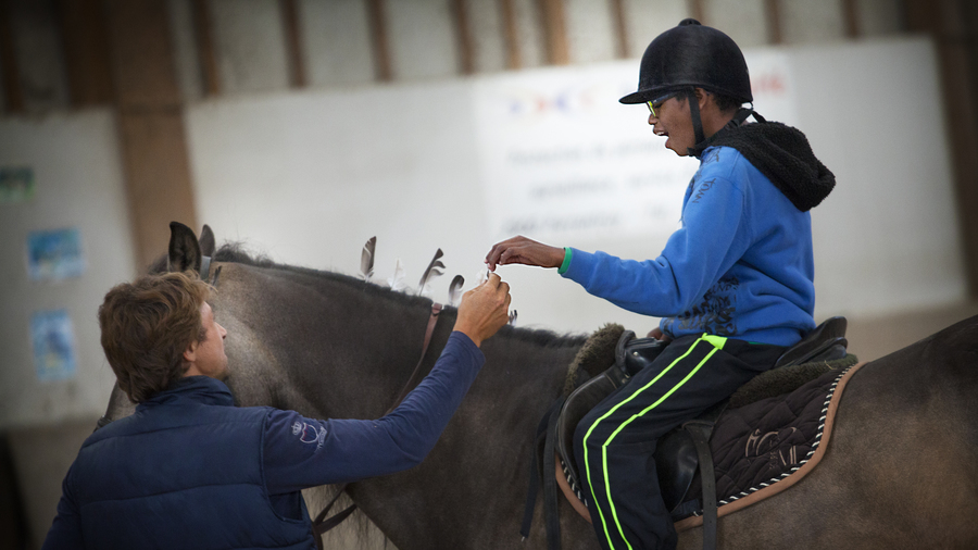 Parmi les sports recommandés figure l'équitation qui permet de travailler aussi le toucher et la relation avec un être vivant qui n'a pas de préjugés sur les particularités de l'enfant. (Amélie Benoist/Image Point RF/BSIP)