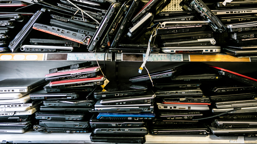 Le reconditionnement peut amortir les impacts de production d'un ordinateur, dont la seule fabrication pour un appareil de 2 kilogrammes (kg) mobilise 600 kg de matières premières et émet 120 kg de CO2. (Image source/BSIP)
