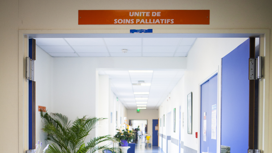 Le sujet de la fin de vie ne peut ni ne doit se résumer à une opposition entre les soins palliatifs et d'aide active à mourir. (Amélie Benoist/Image Point Fr/BSIP)