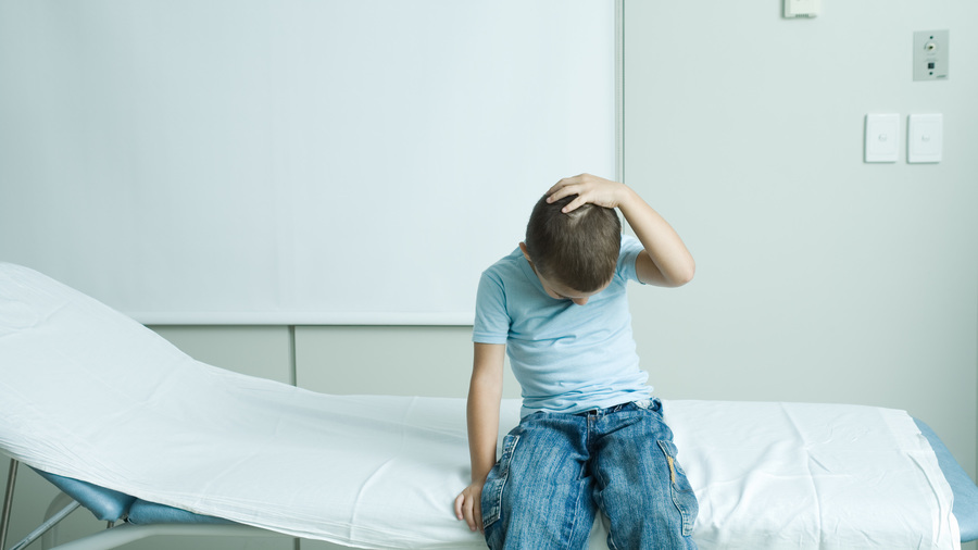 Les difficultés actuelles d'accès aux soins psychiques en France, faute de moyens et de professionnels suffisants, vont à l'encontre des droits internationaux de l'enfant en santé mentale, alertent les professionnels de la pédopsychiatrie. (Altopress/Photoalto/BSIP)