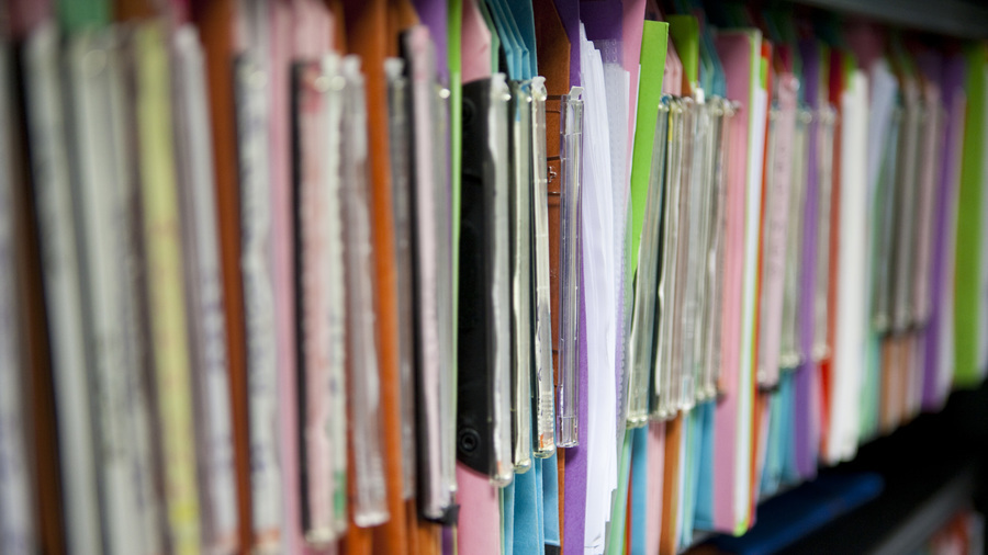 Un classement rigoureux des documents est essentiel pour permettre aux établissements médico-sociaux de fournir les pièces demandées par l'administration. (Amélie Benoist/Image Point FR/BSIP)
