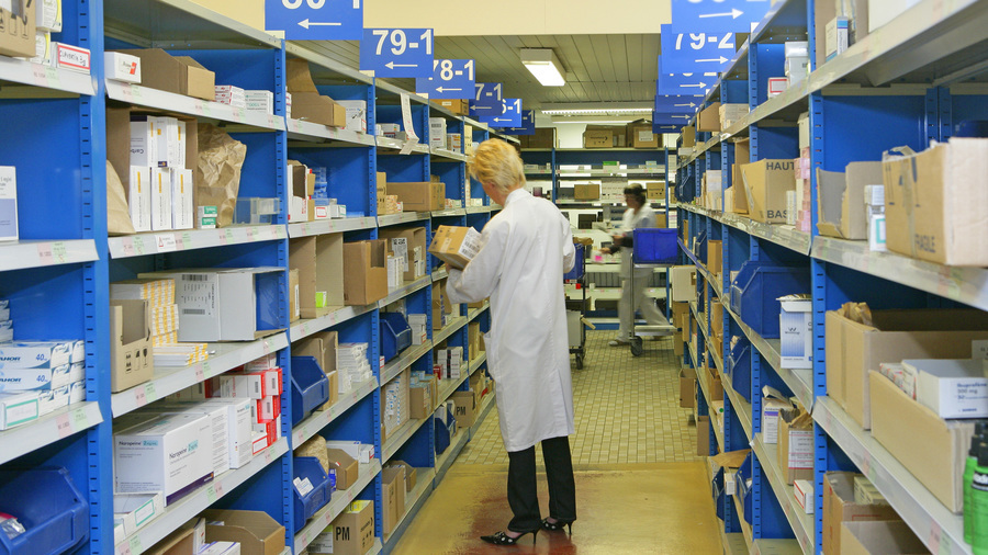 Le ministère de la Santé et de la Prévention va publier une liste de 450 médicaments essentiels dont la chaîne d'approvisionnement est vulnérable. Cinquante d'entre eux verront leur production relocalisée ou augmentée sur le territoire français. (Chassenet/BSIP)