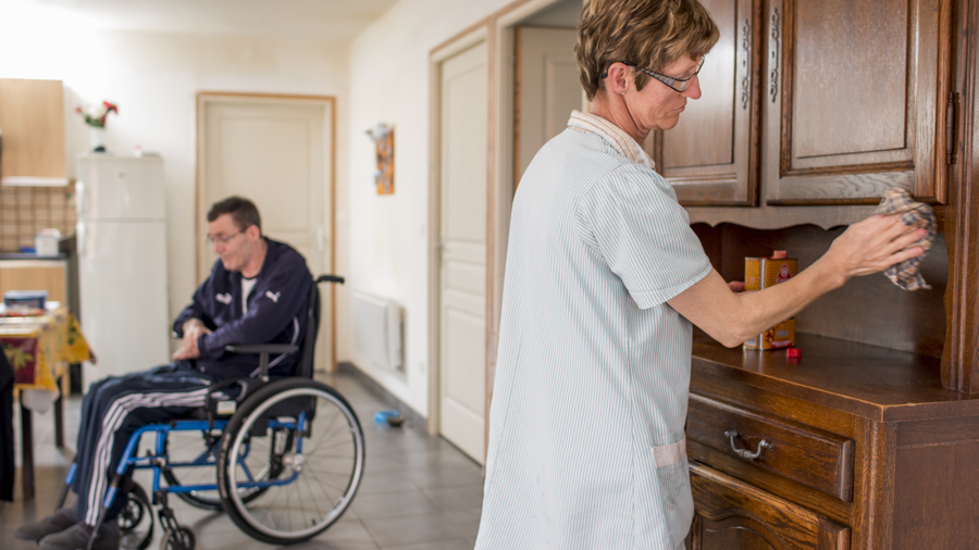 La transition inclusive italienne repose en partie sur le travail de care des femmes dans le contexte familial. (Astier/BSIP)