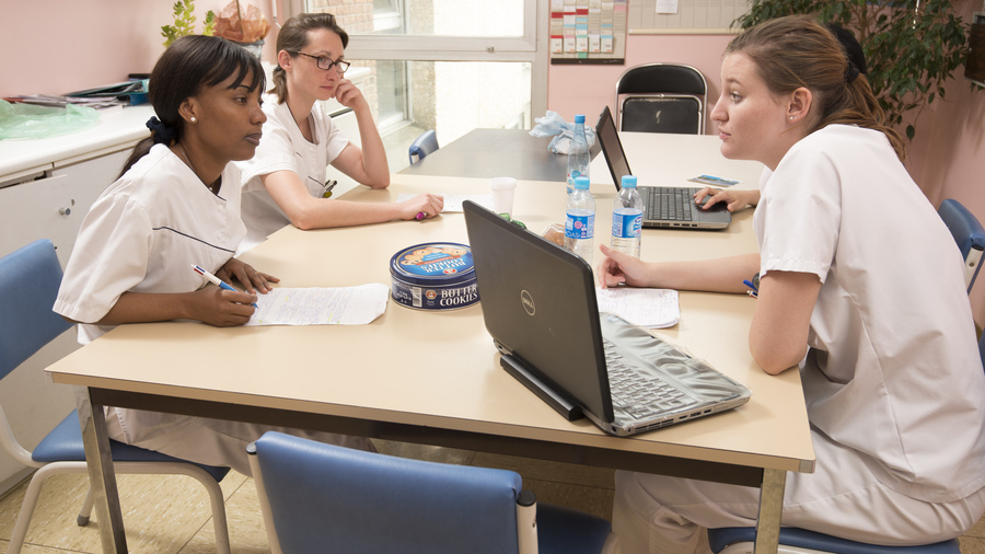 Le futur dispositif devrait conduire à terme 1 000 aides-soignants expérimentés vers le diplôme d'état d'infirmier chaque année. (Astier/BSIP)

