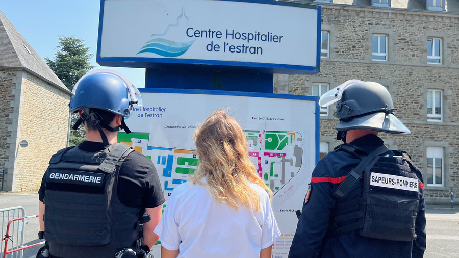 L'exercice attentat au centre hospitalier de l'Estran a permis le dialogue entre soignants et forces de l'ordre. (Edoxie Allier/Hospimedia)