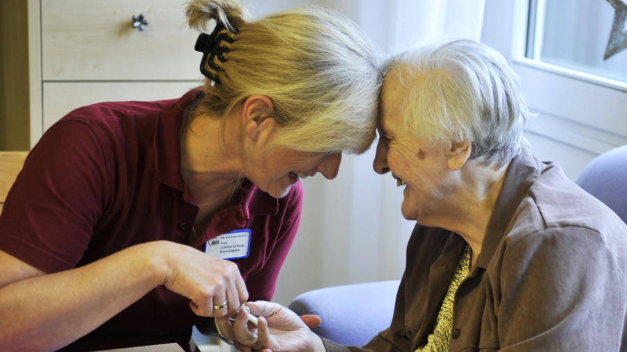 L'enjeu est de pouvoir continuer à maintenir des dépenses d'investissement visant à améliorer l'accompagnement des personnes en situation de handicap ou de dépendance. (DPA Picture Alliance/BSIP)