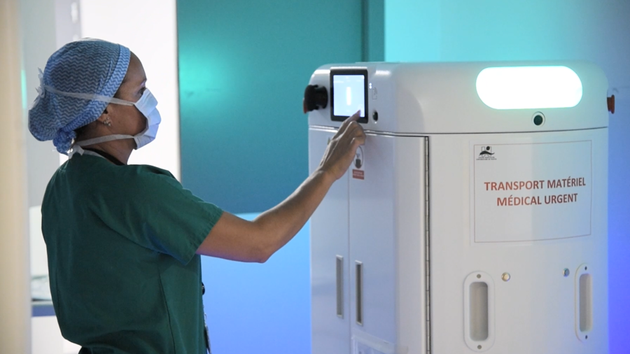 Depuis mars 2021, deux robots Xup-Med équipés d'une armoire sécurisée parcourent les couloirs du CHU de Nantes pour transporter les endoscopes souples au centre de traitement unique. (Meanwhile)