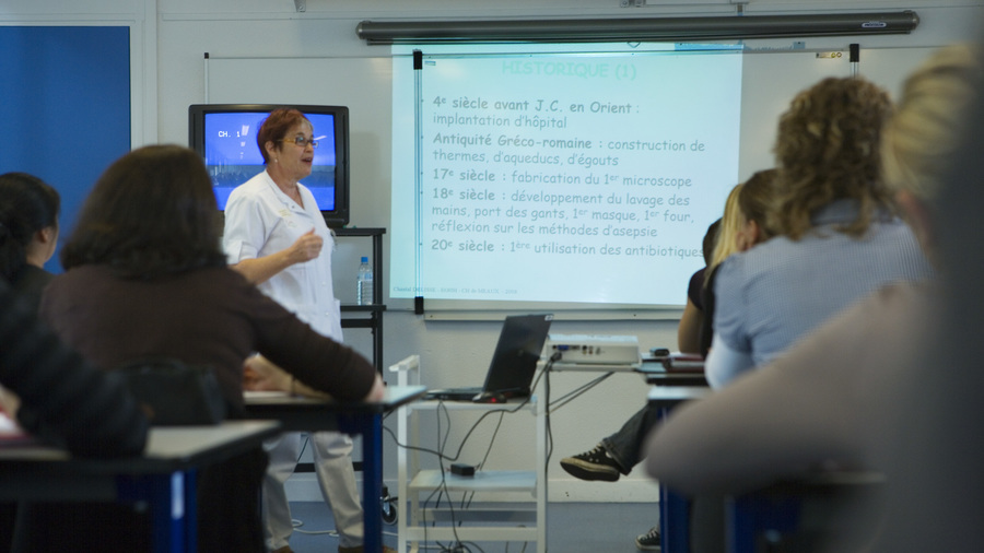 Le processus d'ancrage universitaire de la formation infirmière s'inscrit dans une réflexion plus large sur la refonte de la formation. (Bruno/Image Point FR/BSIP)