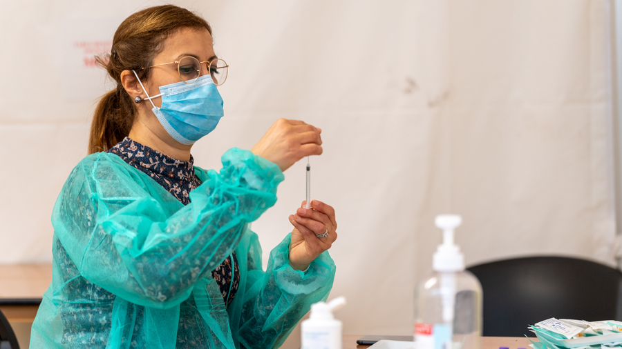 La vaccination fait partie d'une palette de mesures complémentaires de prévention, aux côtés du port du masque, de l'hygiène des mains ou de l'aération des locaux, rappelle le Comité consultatif national d'éthique. (Morcillo/BSIP)