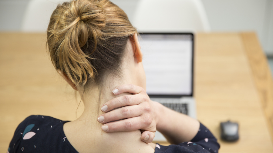 L'employeur doit s'assurer que le poste de travail du télétravail est bon et prévenir les troubles musculo-squelettiques propres au télétravail. (Collanges/Image Point FR/BSIP)