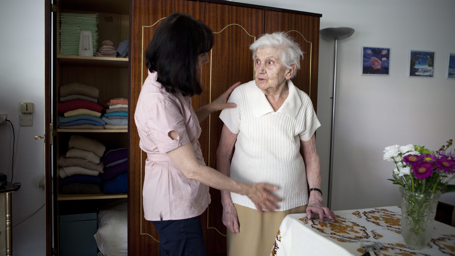 Toutes les personnes âgées bénéficient à la fois de prestations d'aide et de soins. Les aidants sont aussi accompagnés. (D. Le Moine/BSIP)