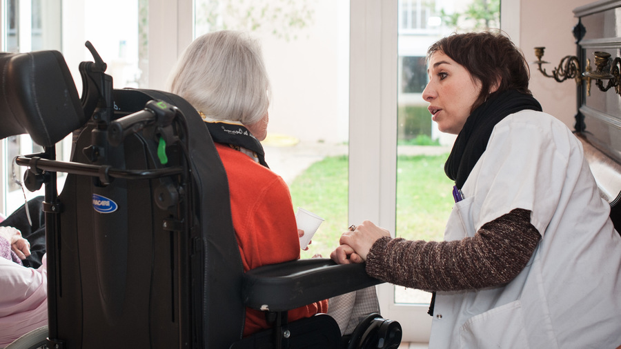 L'orthophoniste peut accompagner les personnes âgées mais aussi leurs aidants. (Albane Noor/BSIP)