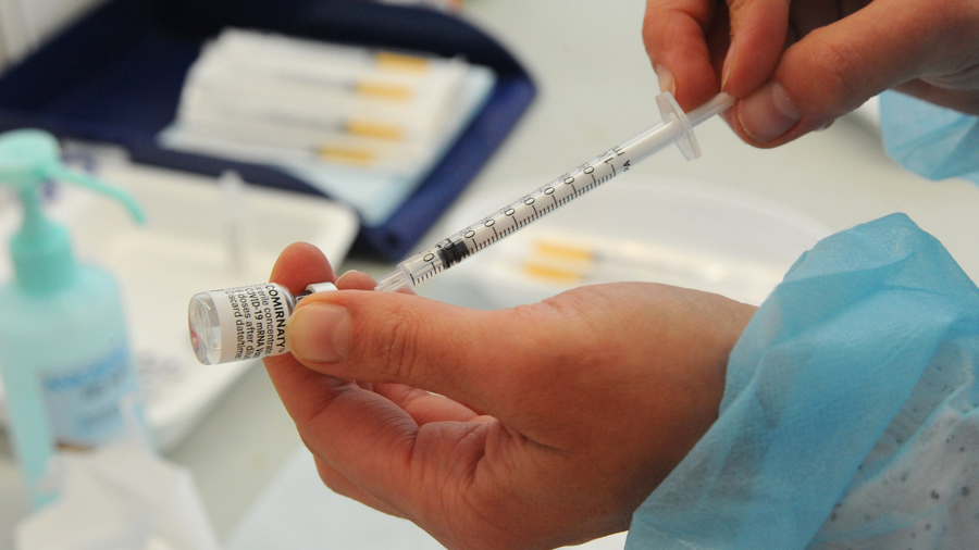 Les établissements de santé et médico-sociaux sont chargés d'organiser eux-mêmes des sessions de vaccination contre le Covid-19 au bénéfice des patients et résidents qu'ils accueillent. (Pascal Bachelet/BSIP)