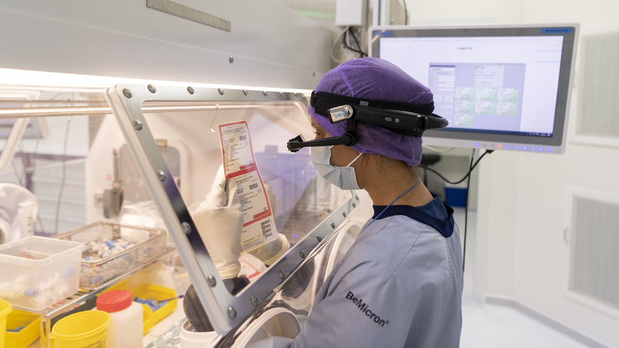 Les préparateurs scannent grâce aux lunettes le code-barres unique à chaque patient et chaque préparation. (Davy Rigault/CHU de Lille)