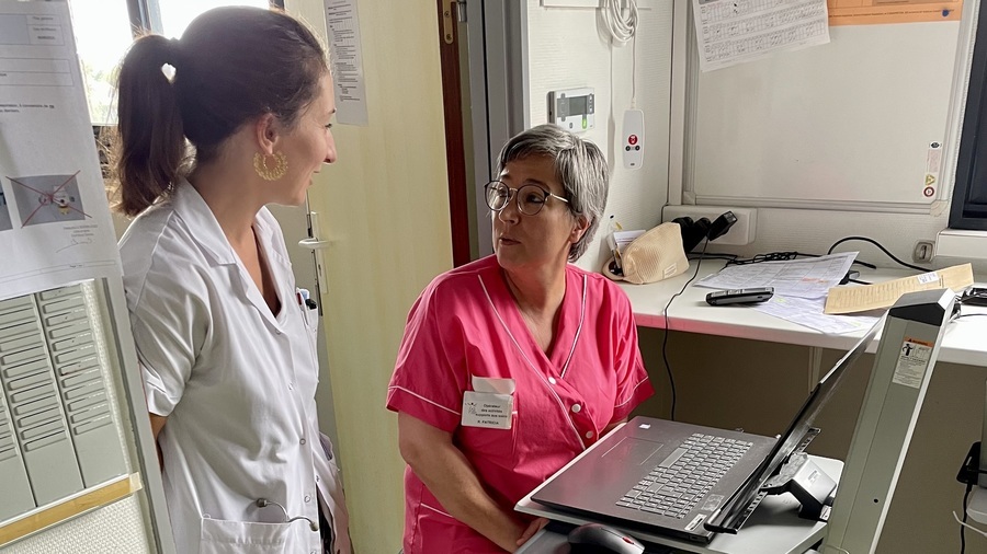 L'expérimentation a commencé avec trois opératrices, réparties dans les services de court séjour gériatrique et de médecine interne pour venir en soutien des soignants sur les activités afférentes aux soins. (CH de Saumur)