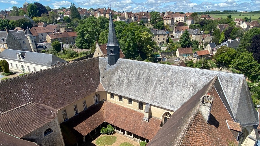 La chapelle du CH de Mortagne-au-Perche n'a quasiment pas changé depuis plus de 500 ans. Ses espaces intérieurs, notamment ses décors polychromes du XIXe siècle, sont menacés par l'humidité ambiante. (CH Mortagne-au-Perche)