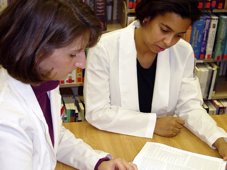 Un guide encourage les infirmiers à ne pas se lancer seuls dans la lecture d'articles scientifiques. (CMSP/BSIP)