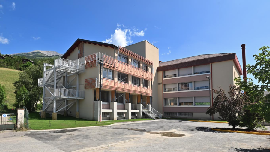Fin août, le "nouvel hôpital" de Barcelonnette a été inauguré. Le projet, conçu par Blezat Architecture, a bénéficié du soutien de plusieurs collectivités. (CH Pierre-Grouès/Blezat Architecture)