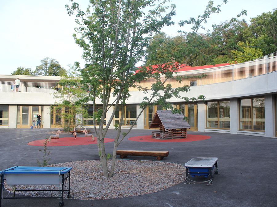 La cour centrale accueille en même temps les élèves de l'école et des unités d'enseignement de la fondation Pluriel. (Fondation Pluriel)