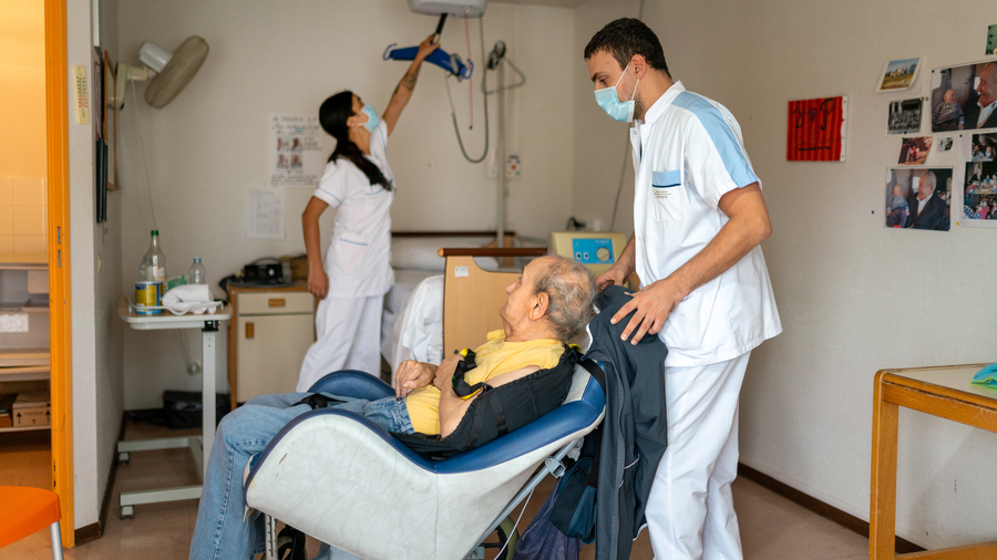 À domicile comme en institution, le vieillissement de la personne accompagnée peut mettre à mal l'équilibre de son accompagnement. (Morcillo/BSIP)
