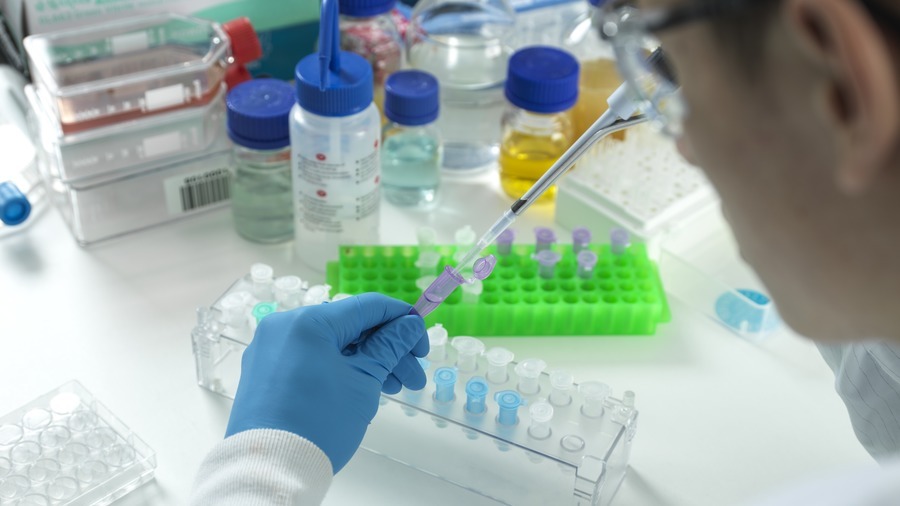 Aujourd'hui, soixante-dix préindications sont opérationnelles dans le cadre du plan, dont soixante pour les maladies rares, deux pour l'oncogénétique et huit pour la cancérologie. Une quatrième campagne de validation vient d'être lancée. (SPL/BSIP)