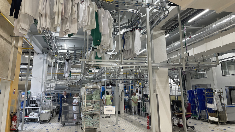 Chaque jour, le service blanchisserie du CH entretient en moyenne 4,2 tonnes de linge : 1 800 draps, 2 000 tenues, 550 kg de linge des résidents et environ 800 kg d'articles de ménage. (CH de Laval)