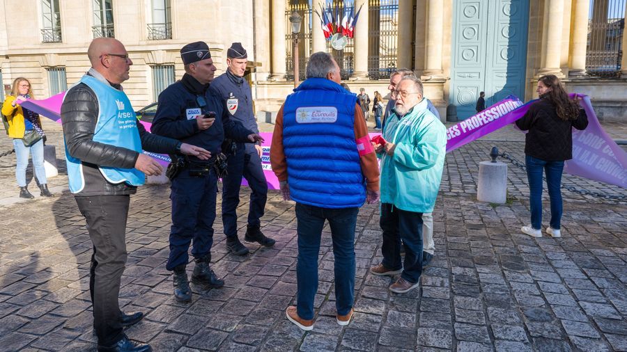 La banderole "Solidarité en danger" déployée par Nexem devant l'Assemblée nationale symbolise leur cri d'alerte. (Nexem)