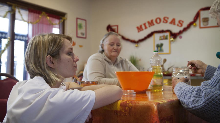 Si les Pasa semblent apporter un bénéfice aux résidents, la place très hétérogène des familles, pourtant essentielle pour la qualité des liens, doit être réinterrogée au sein des institutions. (Amélie Benoist/Image Point FR/BSIP)