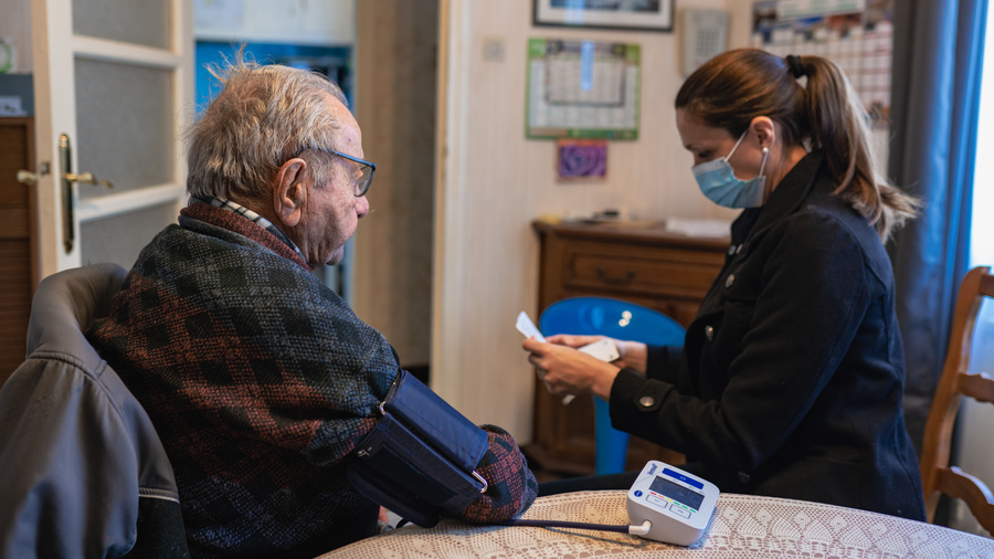 La stratégie Bien vieillir ne fonctionnera que si l'ensemble de la société y adhère. (Morcillo/BSIP)