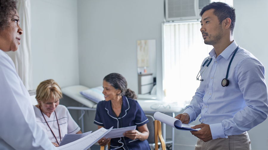 Les temps collectifs de discussion sont primordiaux dans l'amélioration de la sécurité des patients. (SPL/BSIP)