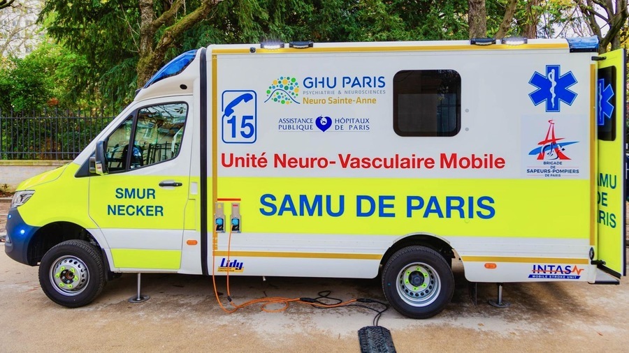 Pour être transformée en unité neurovasculaire mobile, l'ambulance du Samu de Paris a été pourvue d'un scanner embarqué, d'un laboratoire d'appoint et d'un système de télémédecine. (GHU Paris-psychiatrie)