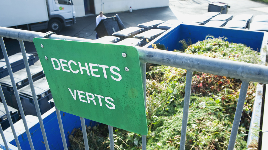 De nombreuses actions nationales ou locales en faveur de l'environnement émanent d'une grande diversité d'acteurs en santé, parmi lesquels les filières de tri des déchets en établissements de santé et médico-sociaux. (Bruno/Image Point Fr/BSIP)