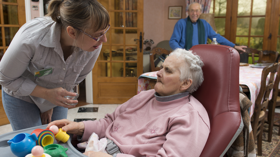 En 2024, devrait être déployée l'assurance vieillesse des aidants qui  doit permettre aux personnes contraintes de cesser une activité professionnelle de valider des périodes cotisées de retraite (Astier/BSIP)