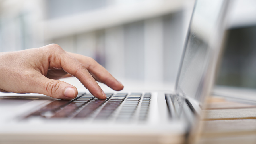 Pour comprendre les obligations prévues par les textes réglementaires auxquels est soumise la réalisation d'une recherche en santé, le doctorant ou étudiant peut se faire aider par l'université ou l'établissement de soin auquel il est rattaché. (Altopress/Photoalto/BSIP)