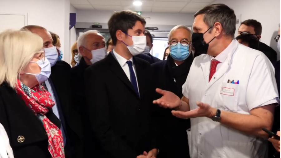 Le Premier ministre et la ministre du Travail, de la Santé et des Solidarités étaient en visite au CHU de Dijon le 13 janvier. (Capture d'écran Dailymotion/Pool presse présent sur place)