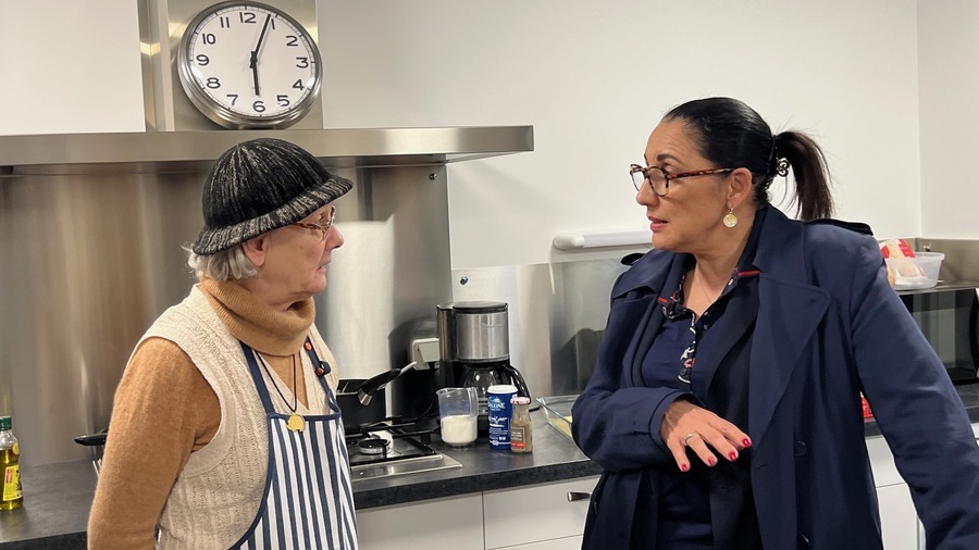 Dans la cuisine de la résidence Arcs-en-ciel à Compiègne, Nicole Syed explique à Fadila Khattabi comment l'habitat inclusif l'a sortie de sa solitude. (Emmanuelle Deleplace/Hospimedia)