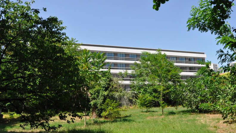 Situé dans le 9e arrondissement de Marseille, le nouvel établissement dédié à la prise en charge des personnes âgées de l'Hôpital Saint-Joseph a été inauguré mi-février. Il regroupe une unité de SMR et une unité de soins de longue durée. (Hôpital Saint-Joseph)