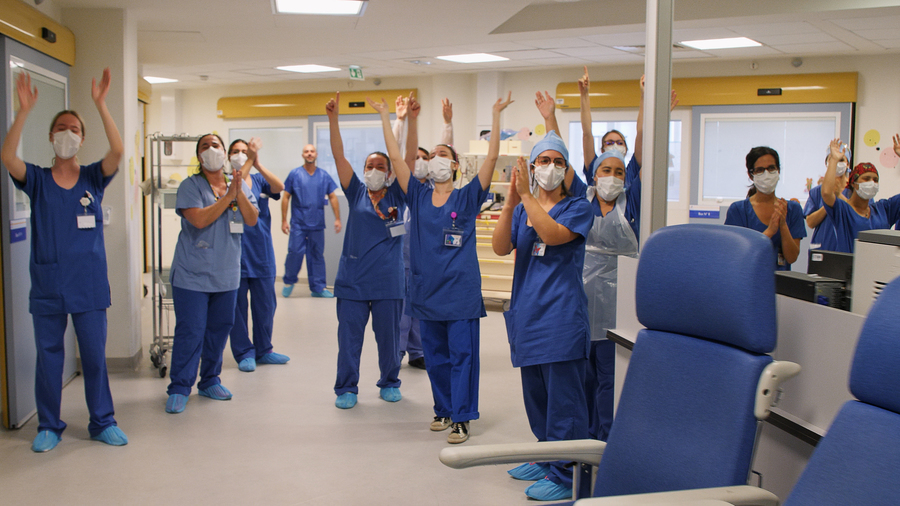 À la fin du film, les parents sont applaudis par l'équipe lors de leur départ du service. Une ovation après des mois de courage et d'abnégation pour accompagner leur enfant malade. (Mirak Films)