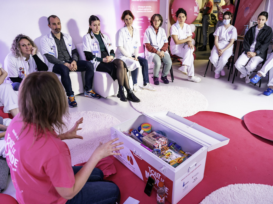 Véronique Pinel a pu former des soignants de l'Hôpital Raymond-Poincaré, situé à Garches, à l'utilisation de différents outils de distraction. (Pixeline/Tout le monde contre le cancer)
