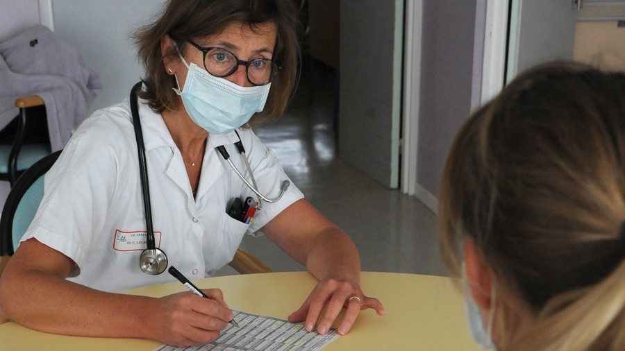 La procédure décrite par le président de la République prévoit une discussion collégiale mais une prescription médicale individuelle permettra l'accès au produit létal.
(Bachelet/BSIP)