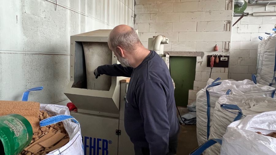 Après un parcours de vie compliqué, Stephan semble s'épanouir au sein du Bürgerservice. Il est en charge de la manutention d'une machine complexe qui permet d'obtenir de la fine poudre de liège. (Edoxie Allier/Hospimedia)