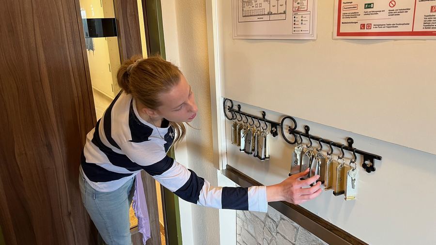 A l'hôtel Berghof de Biersdorg-am-See, Anna Gabler est accompagnée au sein d'une petite équipe. "Nous sommes comme une famille ici", se félicite le gérant de l'hôtel Markus Michel. (Edoxie Allier/Hospimedia)