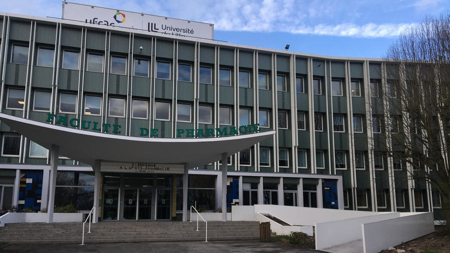 Une rampe d'accès pour les personnes à mobilité réduite a été installée ainsi qu'un sas d'entrée permettant une isolation intérieur-extérieur. (Géraldine Tribault/Hospimedia).