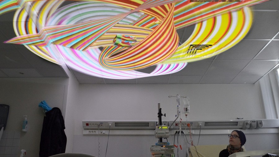Le dispositif projette des œuvres d'art en très grand format, de manière immersive, dans la chambre du patient ou du résident comme dans les espaces de détente et de soins. (Art dans la cité)