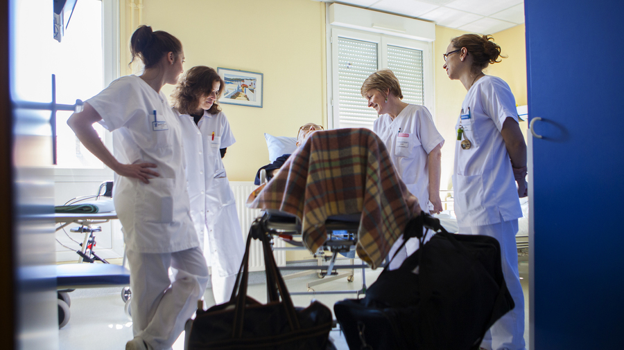 La stratégie décennale ambitionne de déployer l'anticipation des soins d'accompagnement dans l'ensemble des services hospitaliers et pas uniquement ceux dédiés aux soins palliatifs. (Amélie Benoist/Image point Fr/BSIP)